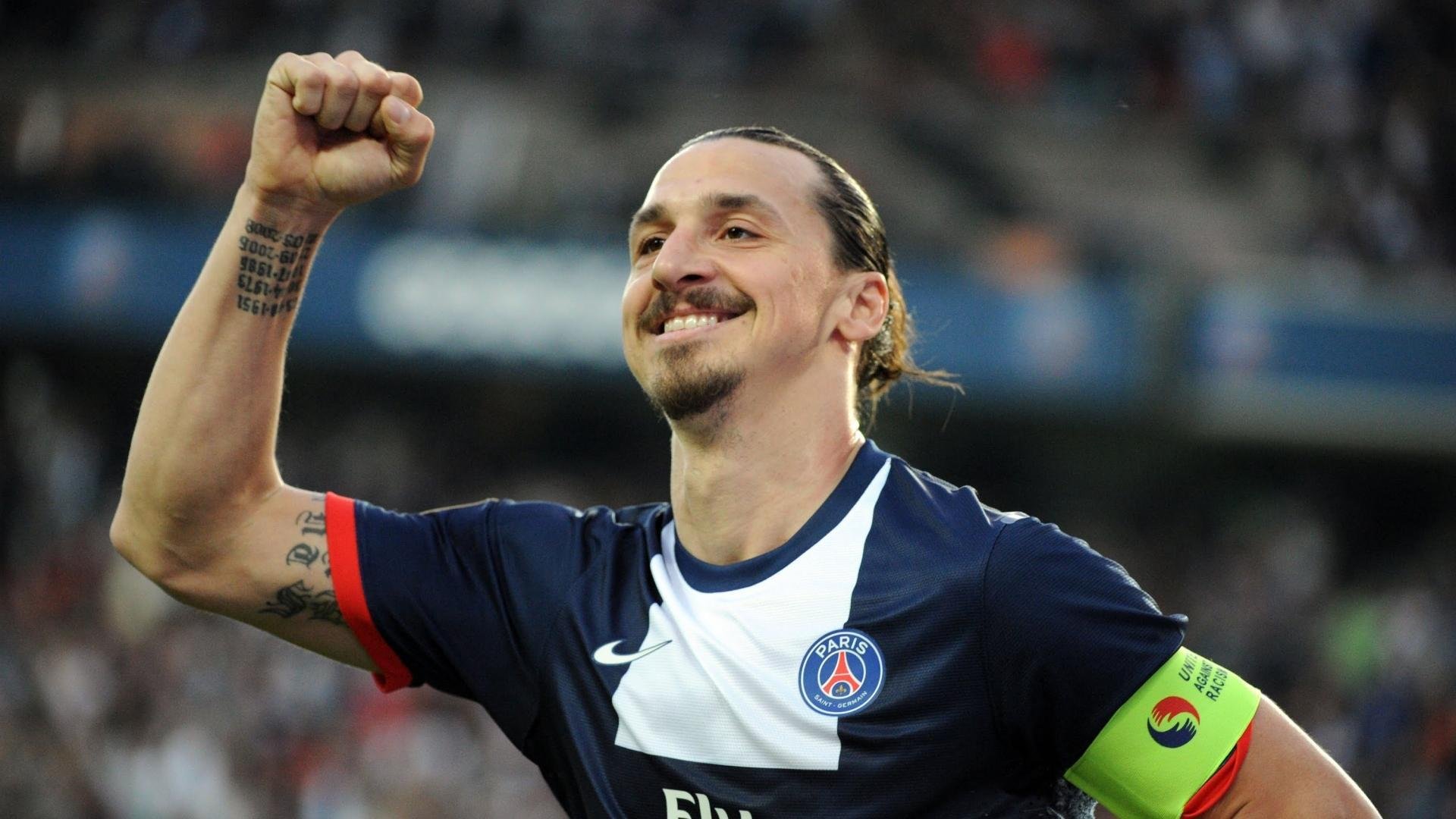 举重冠军领奖把奖杯举断